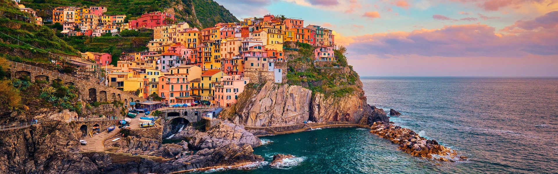 hameau coloré de manarola perché à flanc de falaise et bordé des eaux cérulées de la méditerranée au lever de soleil