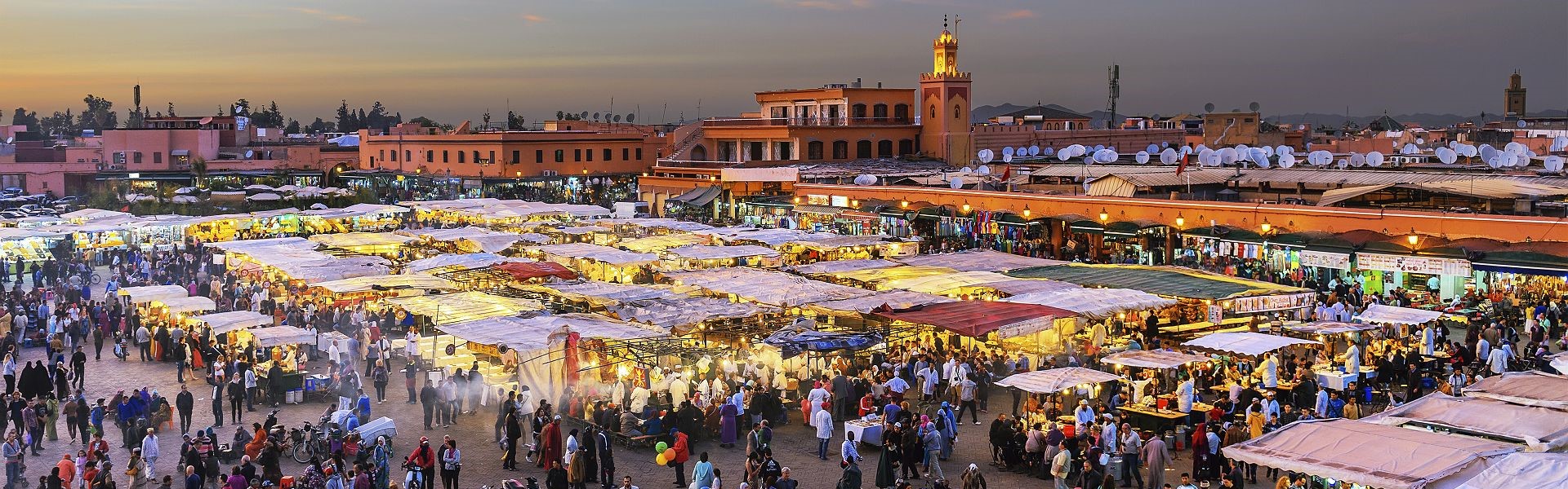 la place djemaa el-fna animée au soleil couchant à marrakech au maroc