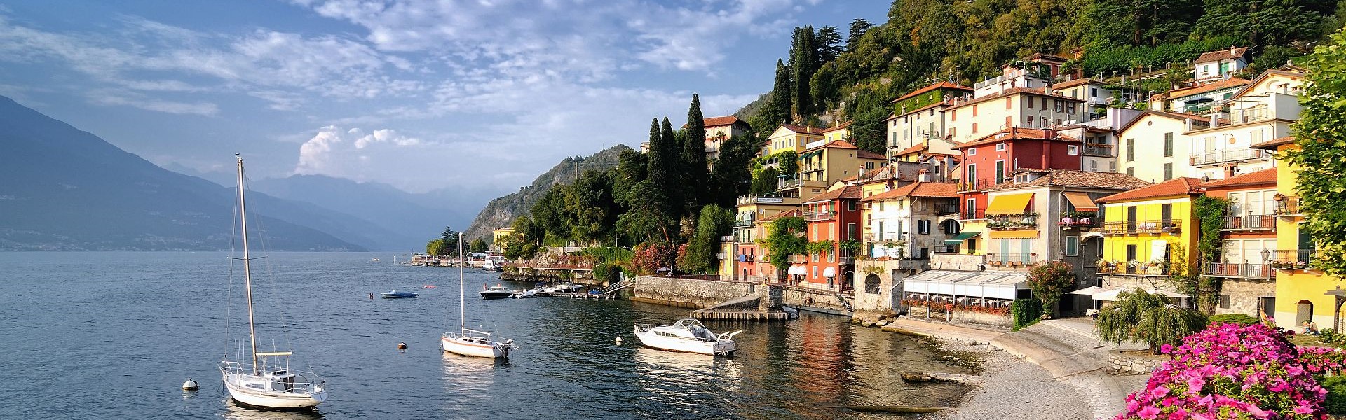 lac de côme bordé du village pittoresque coloré de varenna - grands lacs italiens