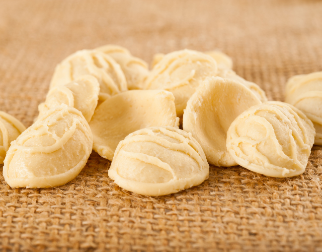 orecchiette faites maison et disposer sur un tissu en jute dans les pouilles en italie