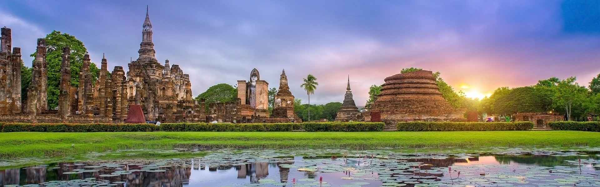 ruines de la vieille ville dans le parc historique de sukhothaï au nord de la thaïlande
