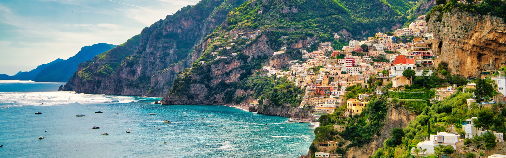 village perché et coloré de positano bordé par la mer tyrrhénienne sur la côte amalfitaine