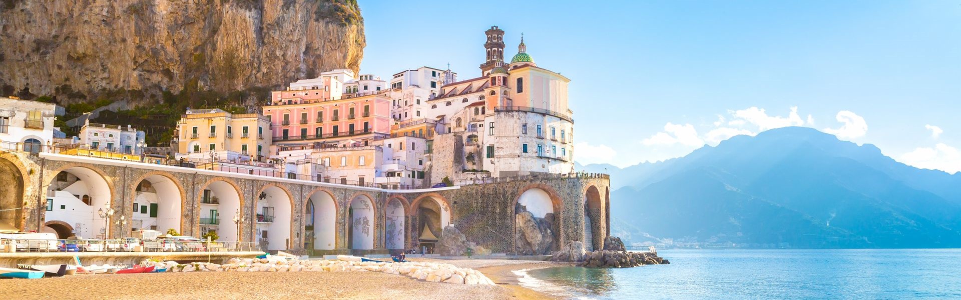 ville d'amalfi et mer tyrrhénienne vue en contrebas depuis une plage sous une lumière matinale - côte amalfitaine