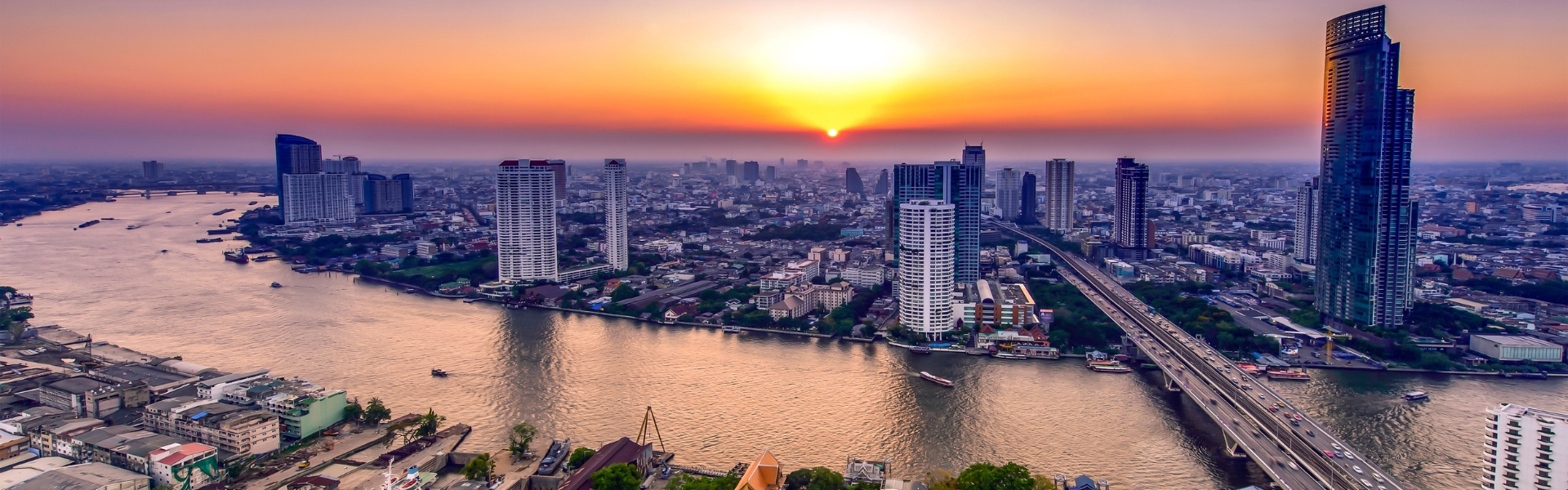 vue aérienne de la ville de bangkok et du fleuve chao Phraya au coucher de soleil