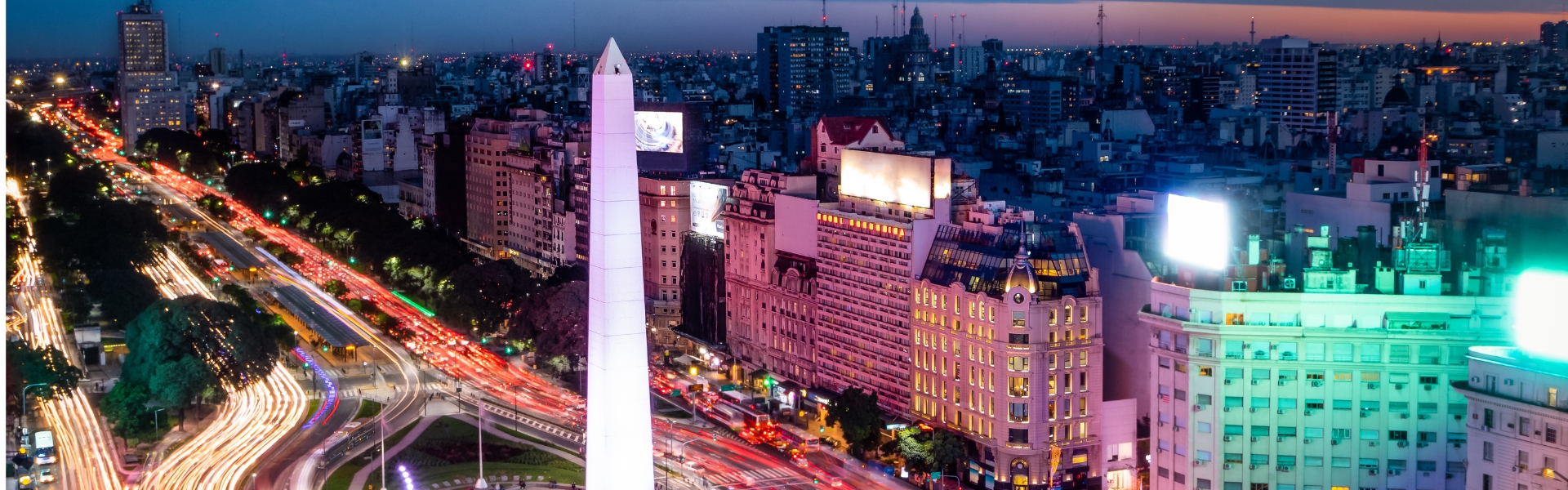  vue aérienne de l'obélisque et l'avenue 9 juillet dans la ville de buenos aires la nuit