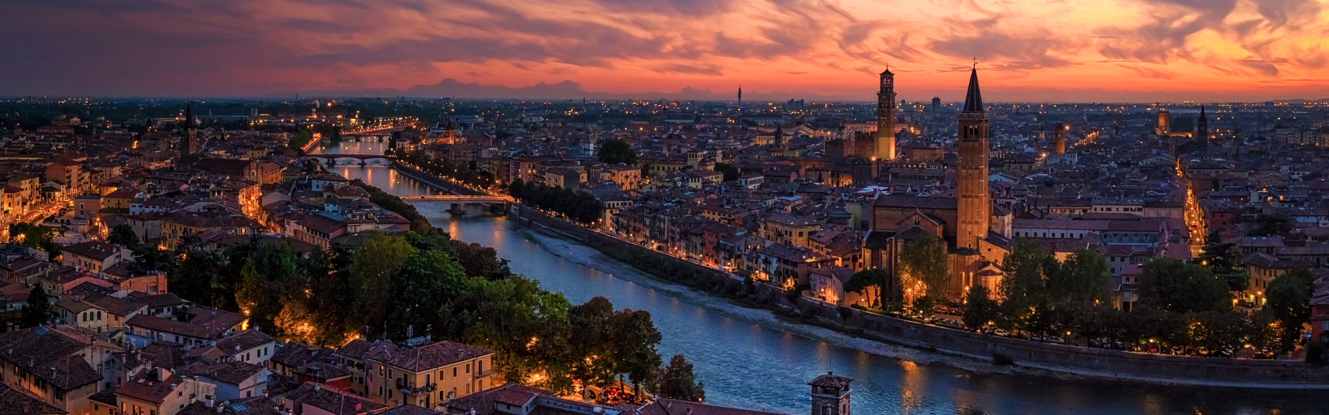 vue panoramique sur la ville de vérone et le fleuve adige au coucher du soleil - vénétie en italie