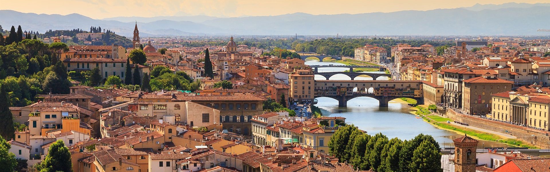 vue sur florence et le ponte vecchio enjambant le fleuve arno au coucher de soleil en toscane - crédit shutterstock