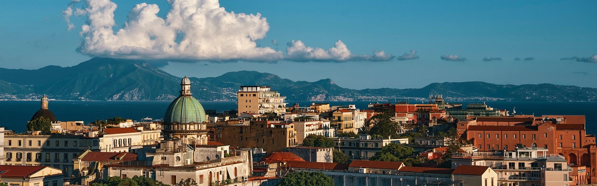 vue sur la skyline de naples sous un ciel bleu