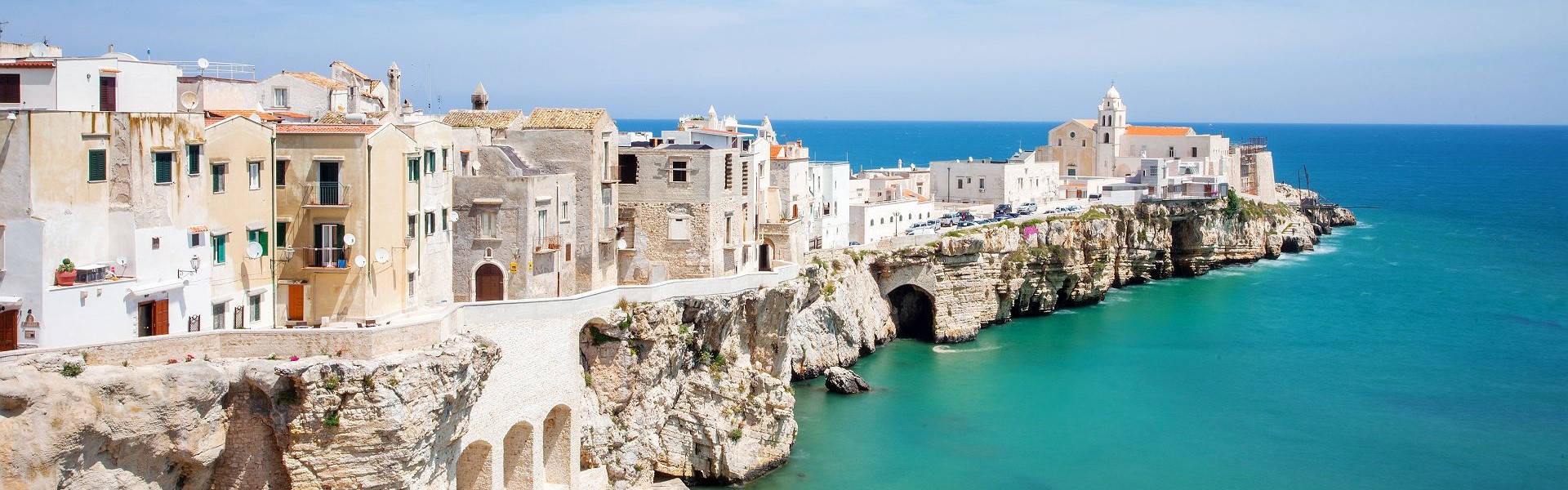 vue sur les maisons et l'église de la ville balnéaire de Vieste dans les pouilles en italie - crédit shutterstock