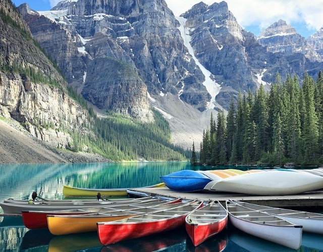 canoë au lac moraine au parc national banff canada