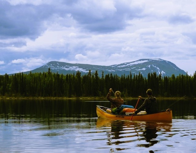 canoë sur le fleuve yukon canada