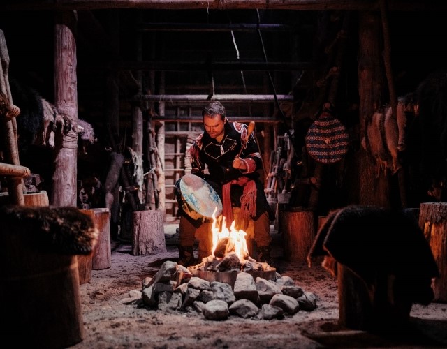 feu de camp au musée huron-wendat à wendake québec crédit photo destination canada