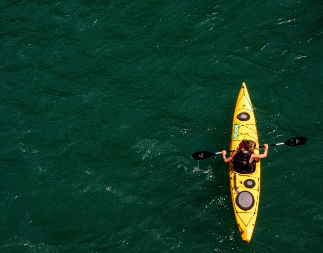 kayak sur le lac bras d'or à île du cap-breton canada