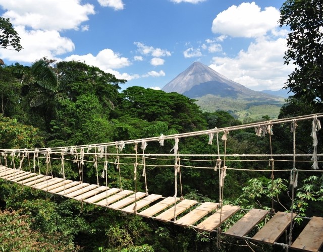 balade sur un pont suspendu parc national du volcan Arenal