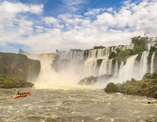 naviguation au plus près des chutes d'iguazú au brésil