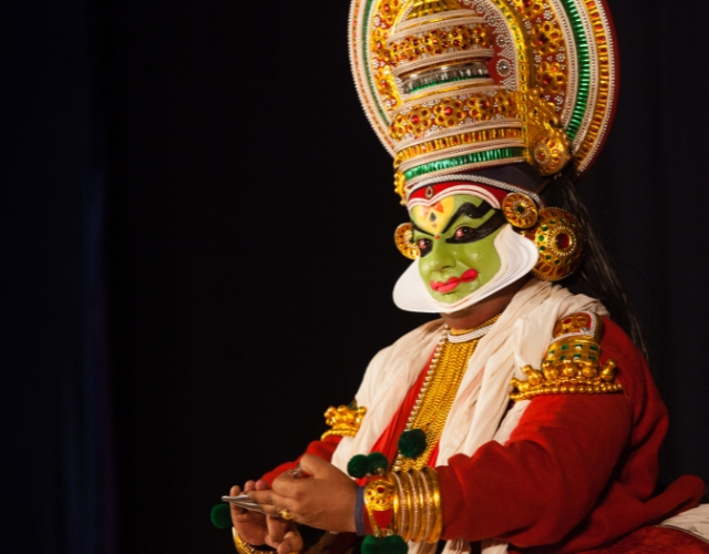 représentation danse kathakali en soirée à cochin dans le kerala en inde