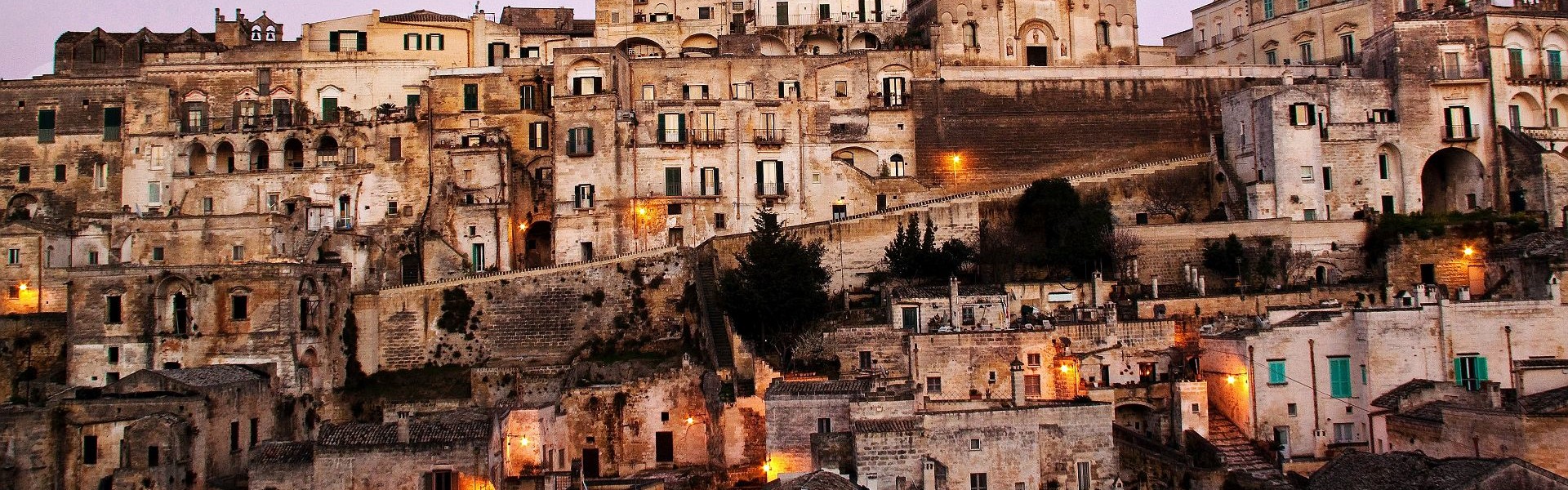 ancienne ville de matera et ses sassi au coucher du soleil dans la région de la basilicate