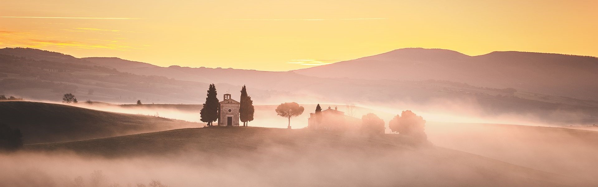 cappella della madonna di vitaleta à san quirico d'orcia dans la brume au lever du soleil - région de sienne en toscane