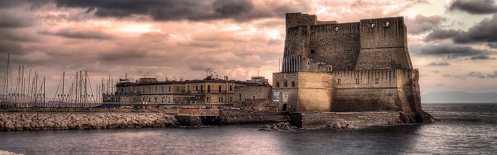 castel dell'ovo à naples sous un ciel orageux crédit andrea cionti