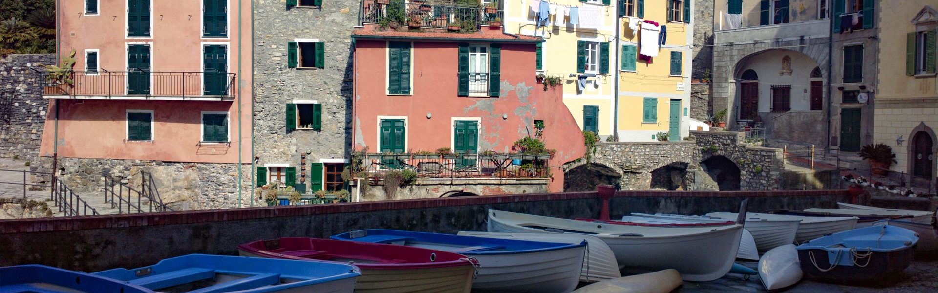 charmants bateaux amarrés devant des maisons colorées du village pittoresque de riomaggiore dans les cinque terre