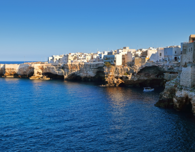 exploration des grottes marines en bateau de polignano a mare dans les pouilles en italie