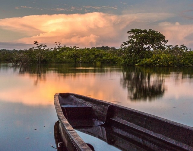 pirogue au lever du soleil dans la forêt amazonienne