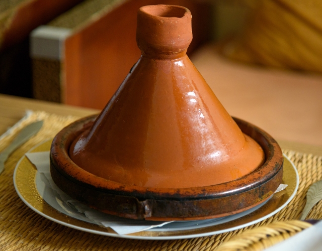 repas gastronomique dans un restaurant situé dans un bâtiment historique dans la médina de marrakech au maroc