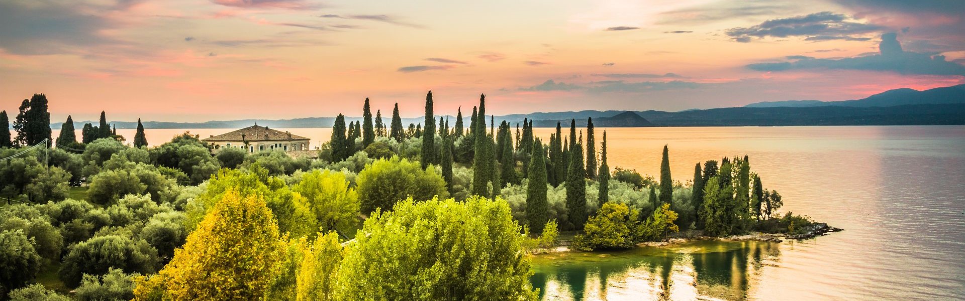 rives du lac de garde au coucher du soleil - grands lacs italiens