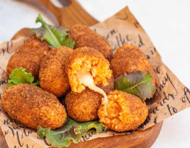 supplì al telefono ou boulettes de riz et mozzarella frites - spécialité de rome