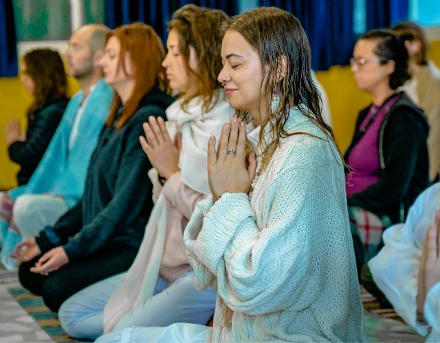 séances méditatives à l'ashram de sri aurobindo à pondichéry au tamil nadu en inde