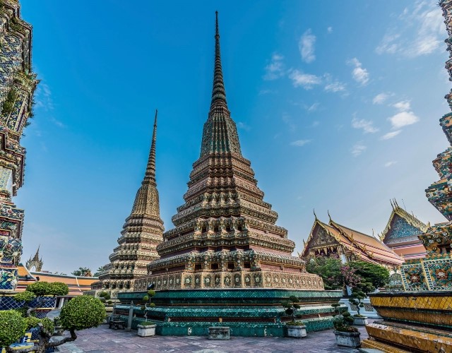 temple bouddhiste wat pho coloré sous un ciel bleu à bangkok