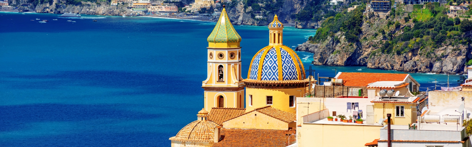 ville colorée de praiano bordée de la mer tyrrhénienne - côte amalfitaine
