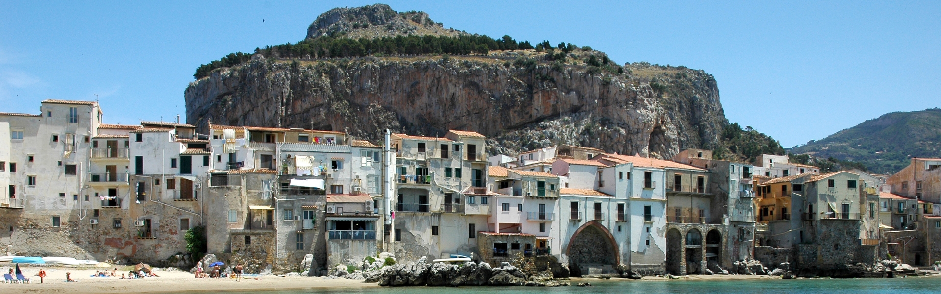 ville de cefalù, sa plage bordée des eaux translucides de la mer Tyrrhénienne et la rocca de cefalù en sicile en italie