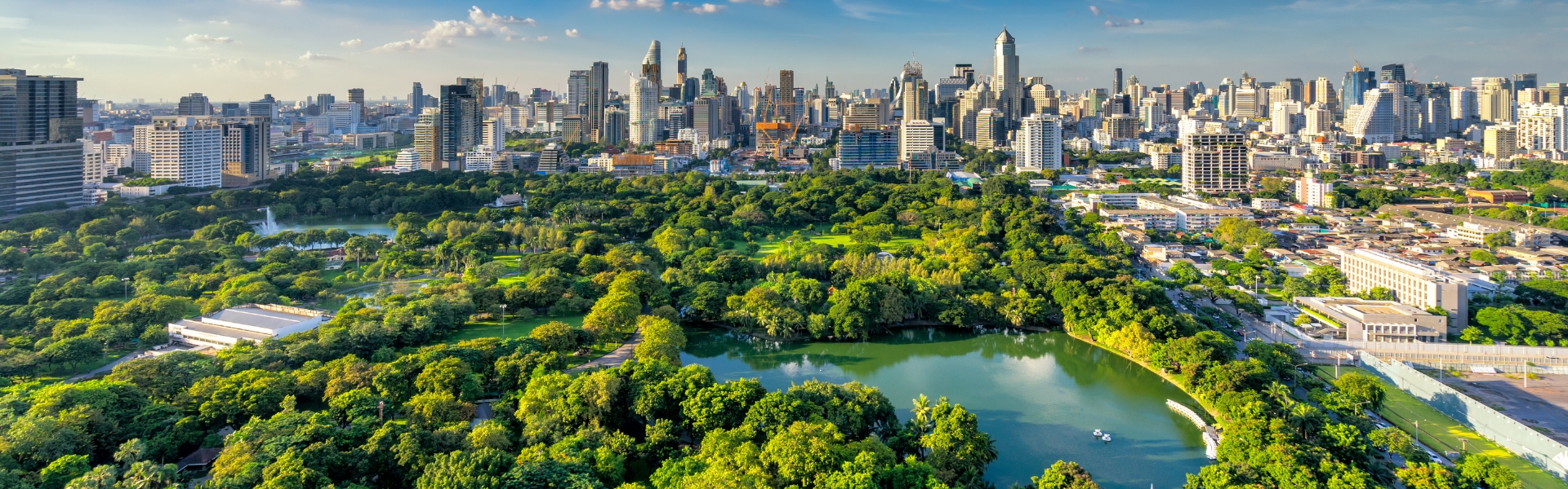 vue aérienne de bangkok et son parc verdoyant lumpini park
