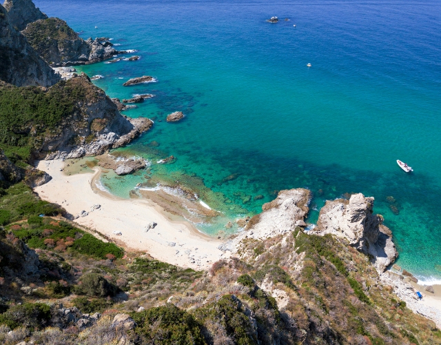 vue aérienne d'un bateau bordant le littoral de la calabre