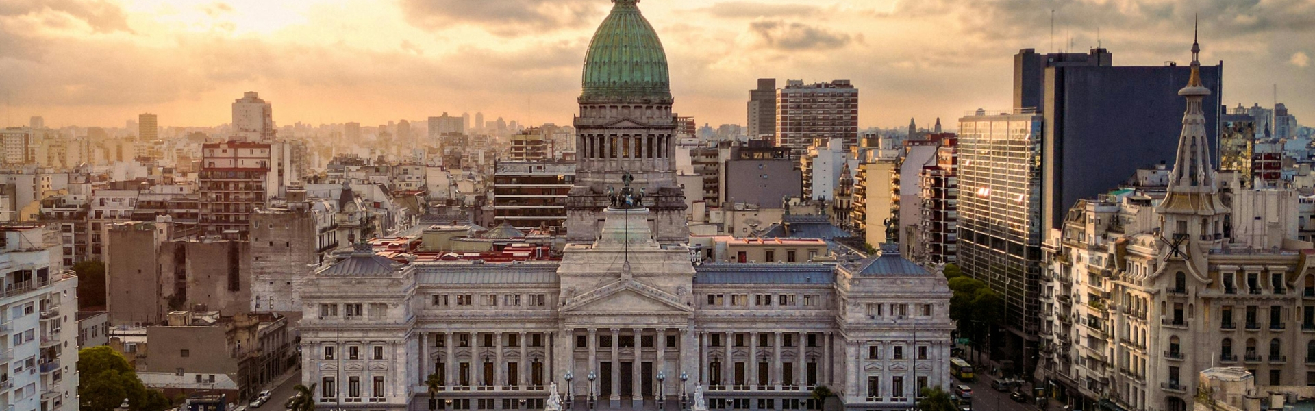 vue en hauteur du congrès national encerclé d'immeubles au coucher du soleil à buenos aires