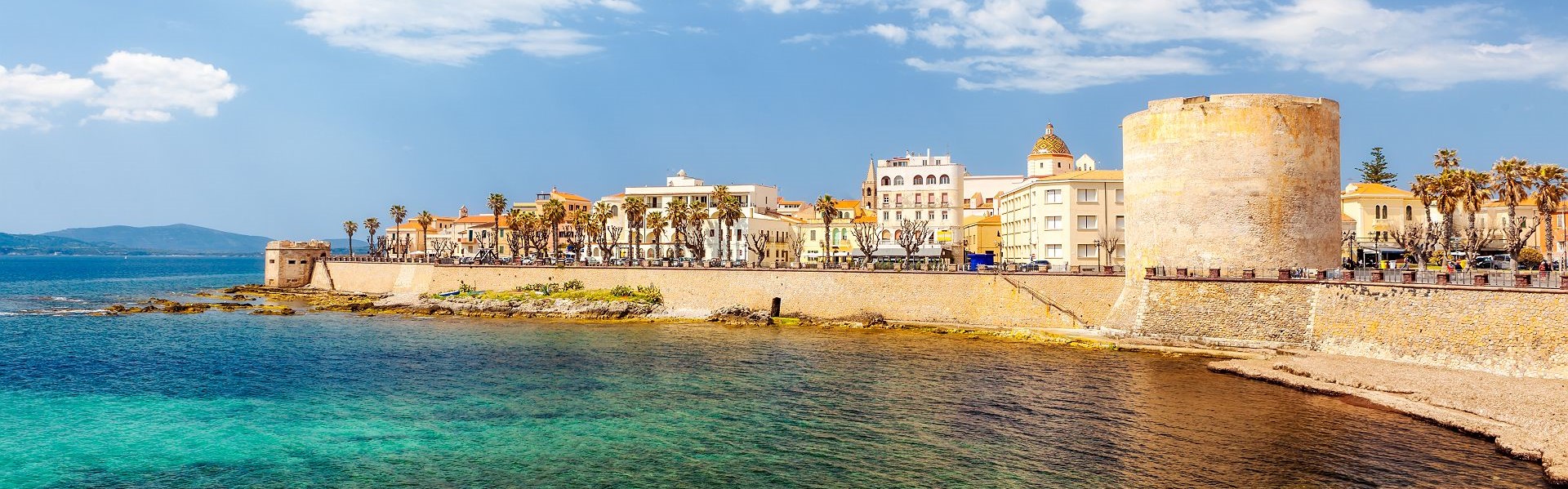 vue sur la ville médiévale d'alghero et sa torre di sulis en sardaigne