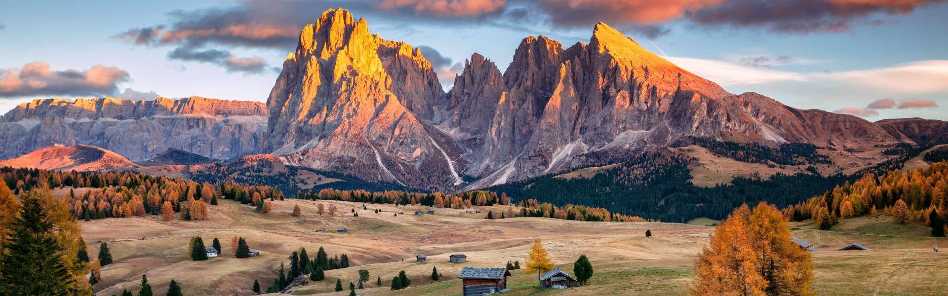 vue sur l'alpe de Siusi plus haut alpage d’europe et des sommets du groupe du sassolungo dans les dolomites en italie