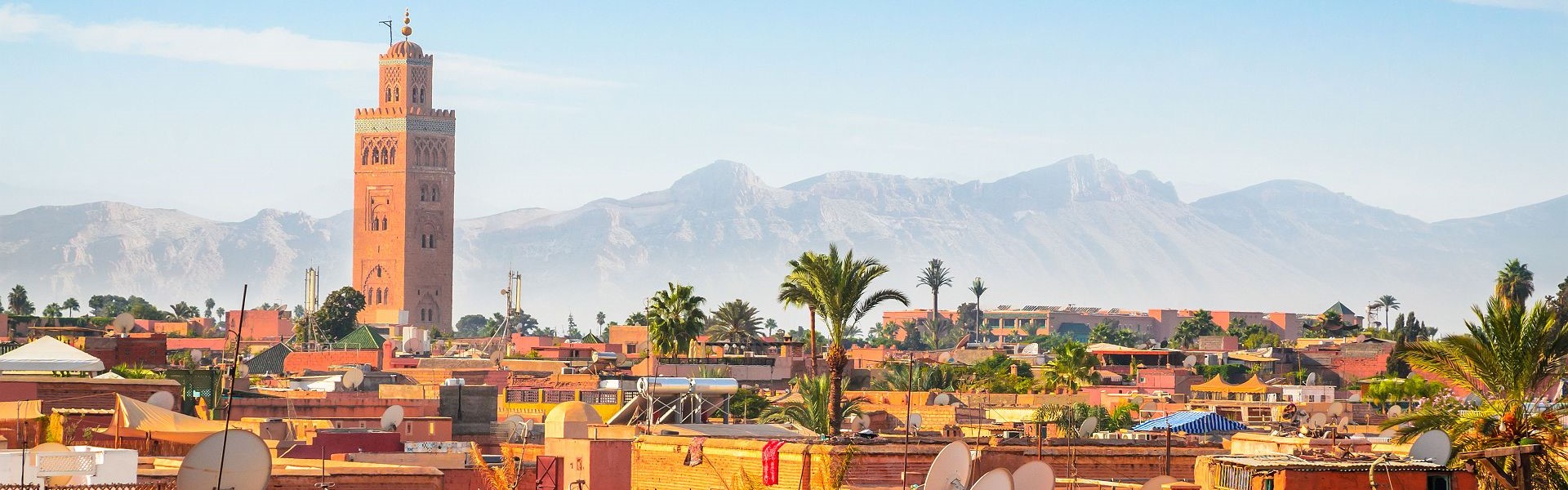 vue sur marrakech, la la mosquée koutoubia et l'ancienne médina au maroc