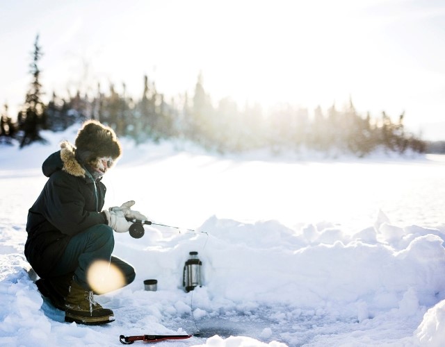 pêche sur glace vers yellowknife dans les territoires du nord-ouest canada