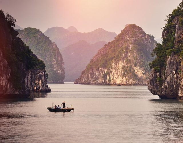 séance de tai-chi sur une jonque à l'aube baie d'halong