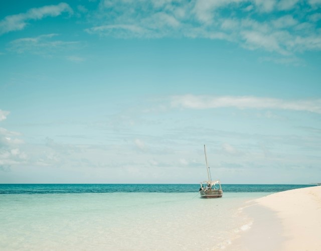 apéritif sur une barque traditionnelle dhow à fanjove island en tanzanie