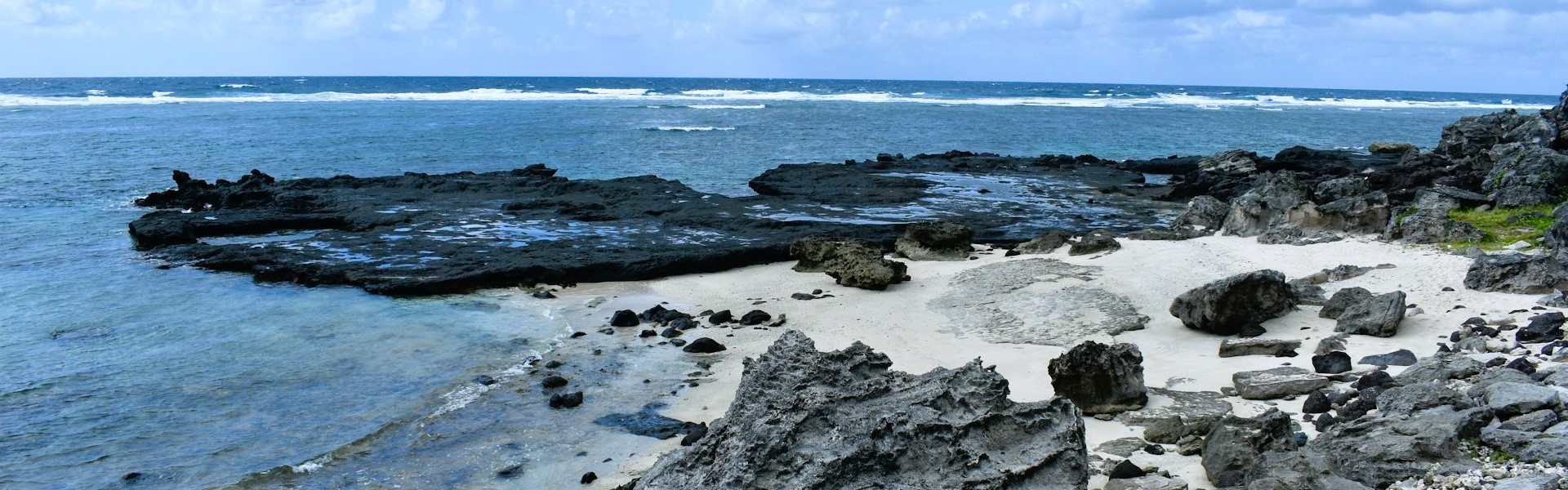 plage ornée de roches de basalte bordant l'océan indien à rodrigues île maurice