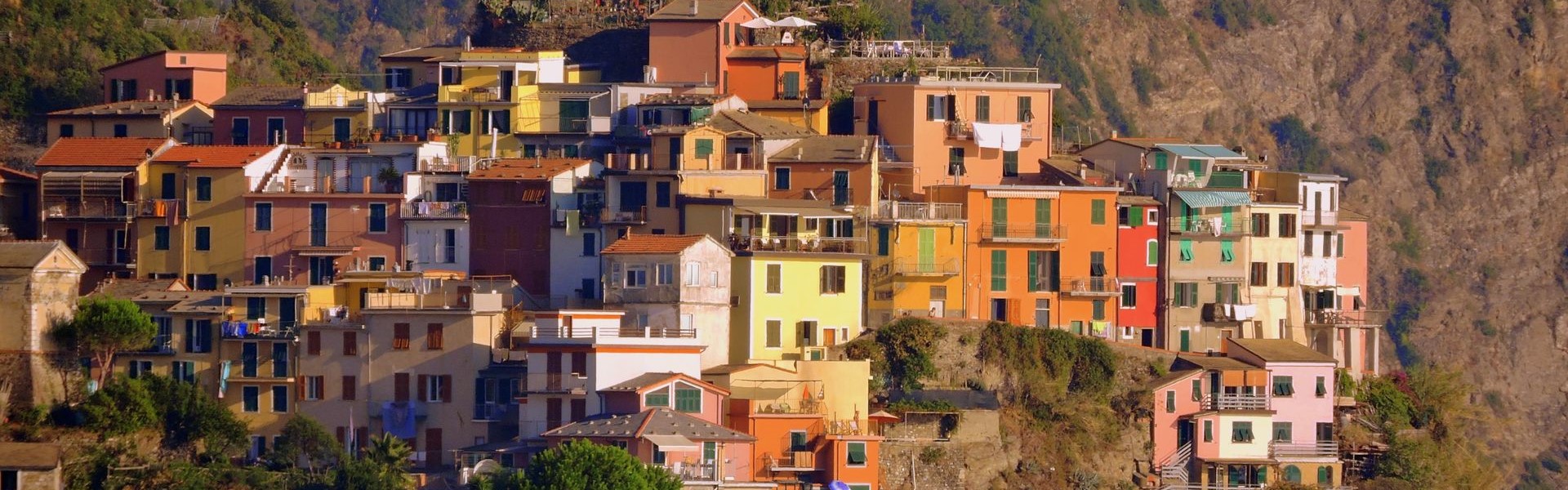 façades des maisons colorées dans le village de corniglia juché sur une falaise dans les cinque terre