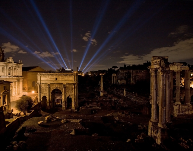 forum romain de nuit avec éclairages