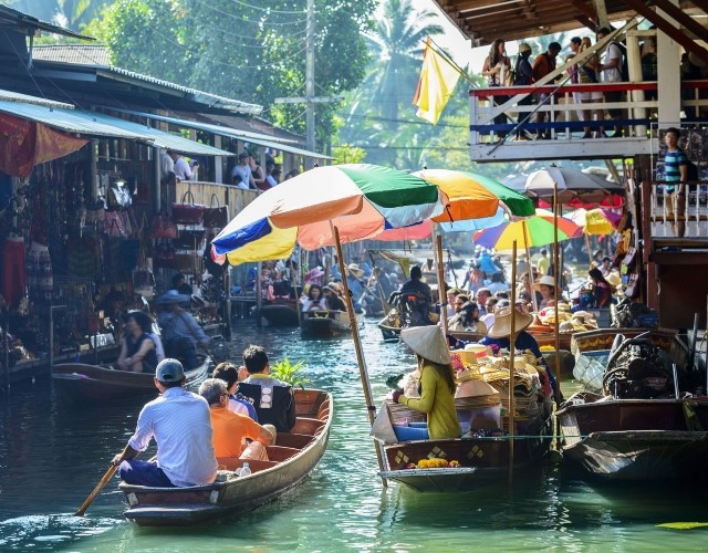 marché flottant animé et coloré du côté de bangkok