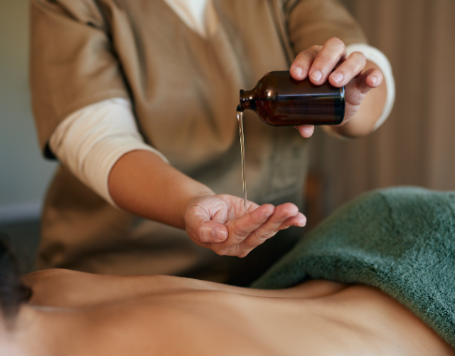 massage à l'huile d'olive dans un spa dans les pouilles en italie