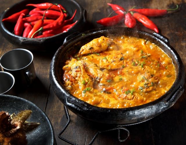 plat de moqueca lors d'un repas chez l'habitant dans la région du nordeste au brésil