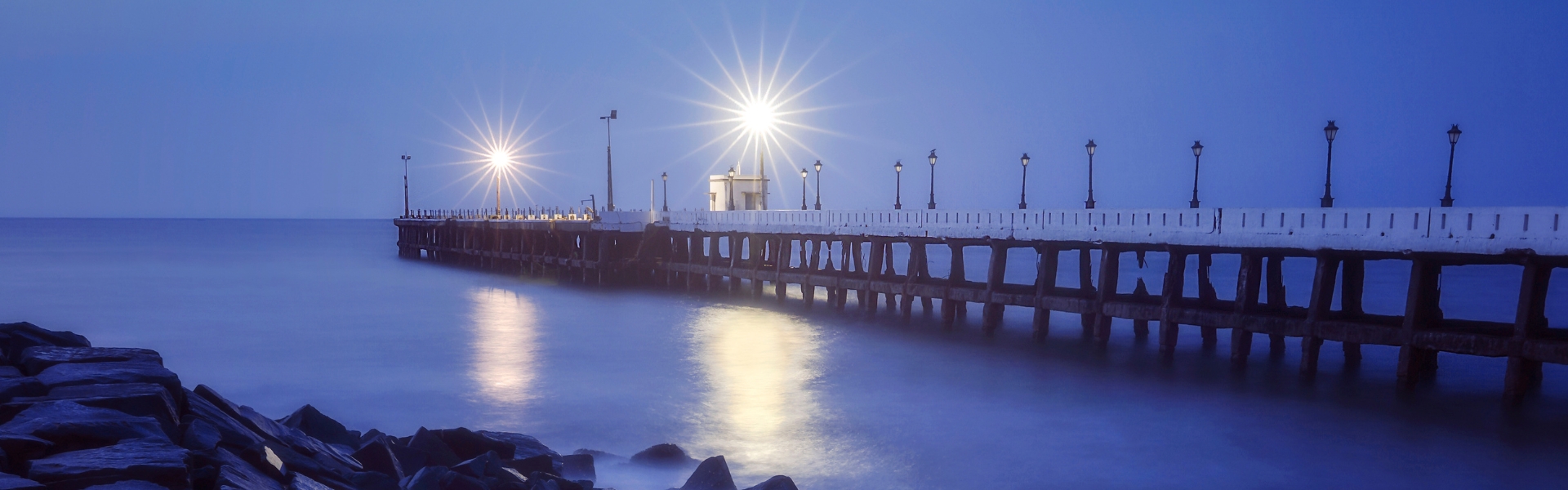 rock beach de nuit à pondicherry au tamil nadu en inde
