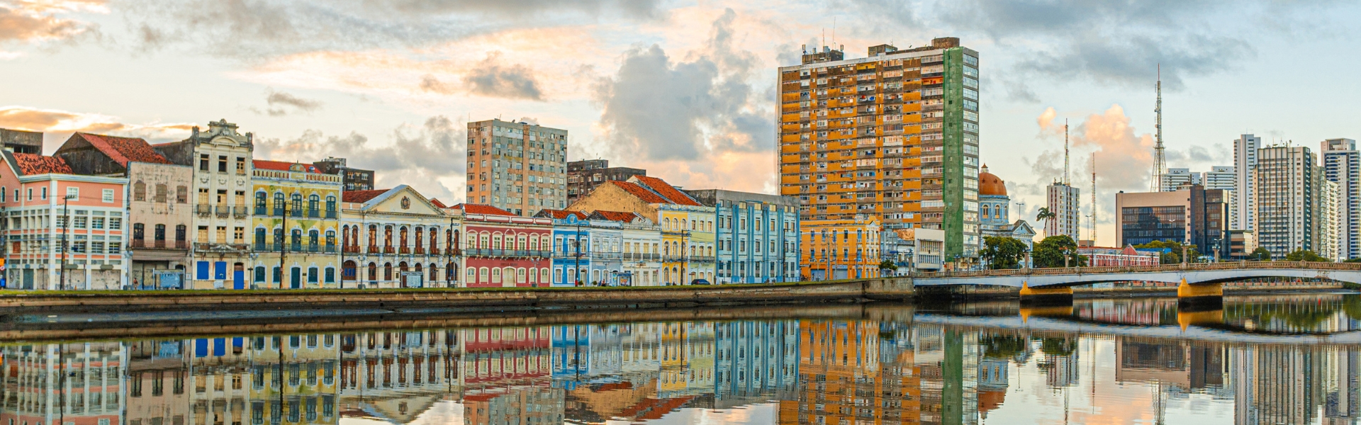 rua da aurora et son reflet dans la rivière capibaribe dans la ville de recife au nordeste brésil